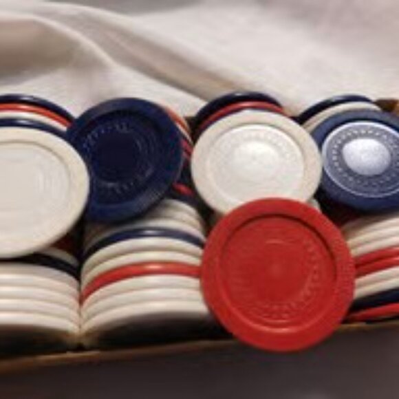 Vintage Plastic Interlocking Red, White and Blue Poker Chips in Original Box - Picture 4 of 4